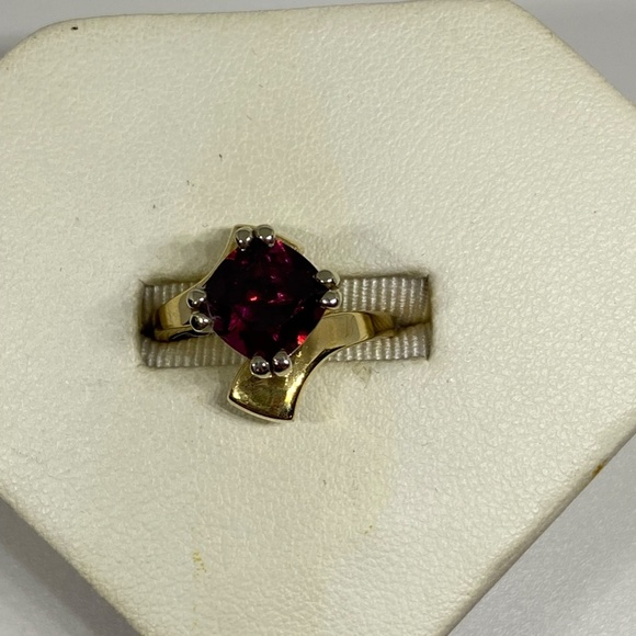 NWOT 14K Yellow Gold Cushion Cut Garnet Ring - Picture 5 of 6